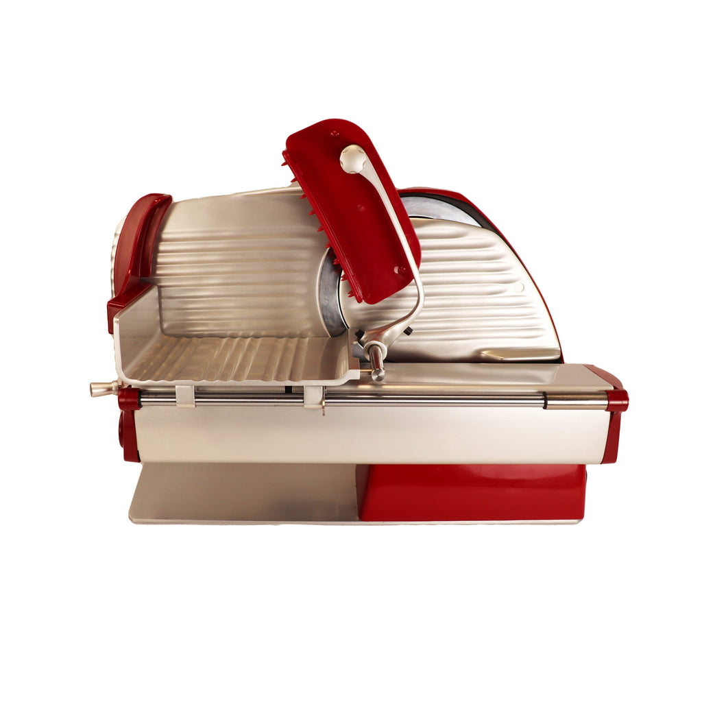 Die Berkel Home Line 200 Plus rot ist eine rot-silberne Feinkostschneidemaschine mit geneigtem Messer und Tablett, mit einem handgefertigten Schneidebrett und einem Wellenschliff-Bausatz für Brot, abgebildet auf weißem Hintergrund.