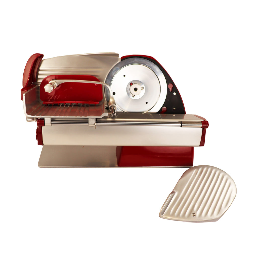 Die Berkel Home Line 200 Plus rot Aufschnittmaschine (neues Modell) mit einem handgefertigten, einzigartigen Schneidebrett und einem Brotwellenklingen-Set ist mit ihrer runden Klinge und der abnehmbaren Rillenschale auf einem weißen Hintergrund abgebildet.