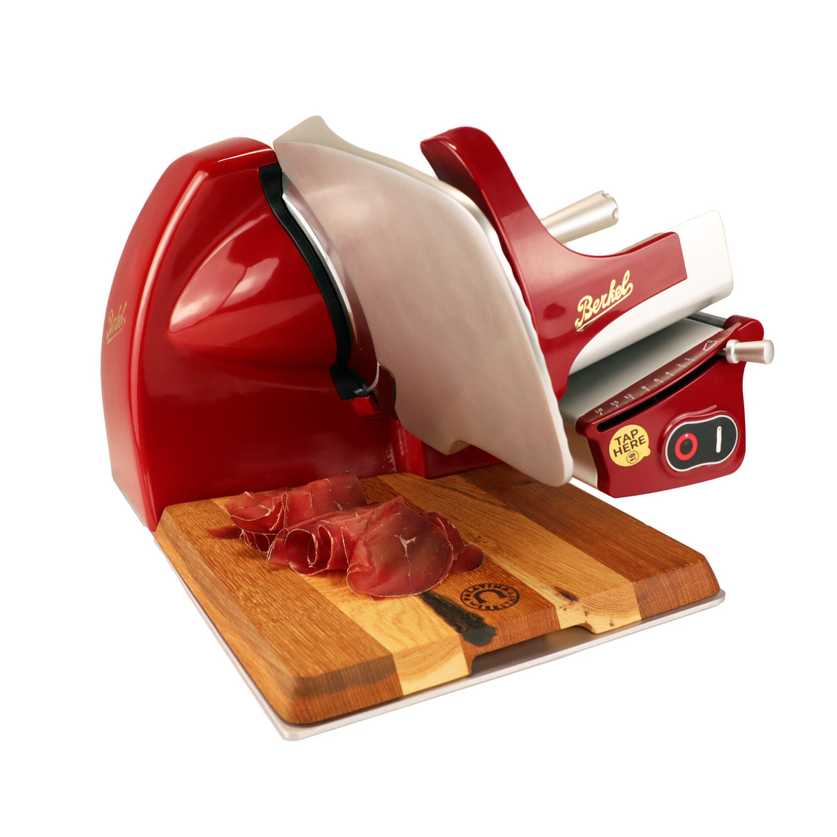 Eine Berkel Home Line 200 Plus rot Aufschnittmaschine (neues Modell) mit handgefertigtem Unikat-Schneidebrett und Wellenschliff-Bausatz für Brot schneidet dünne Wurstscheiben auf ein Holzbrett, das ordentlich mit Aufschnitt belegt ist.
