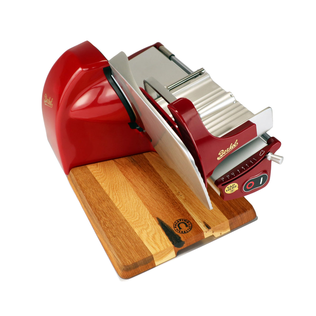 Die Berkel Home Line 200 Plus rot - Aufschnittmaschine neues Modell mit Wellenschliff-Bausatz für Brot sitzt auf einem handgefertigten Unikat-Schneidebrett und verfügt über eine präzise Schnittstärkenverstellung.