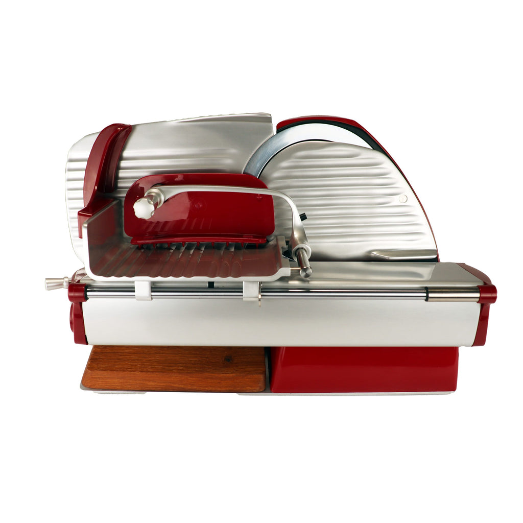 Die Berkel Home Line 200 Plus rot Aufschnittmaschine, neues Modell mit handgefertigtem Unikat-Schneidebrett & Wellenschliff-Bausatz für Brot, überzeugt im Retro-Look mit Metallgehäuse und rundem Messer - seitlich vor weißem Hintergrund.
