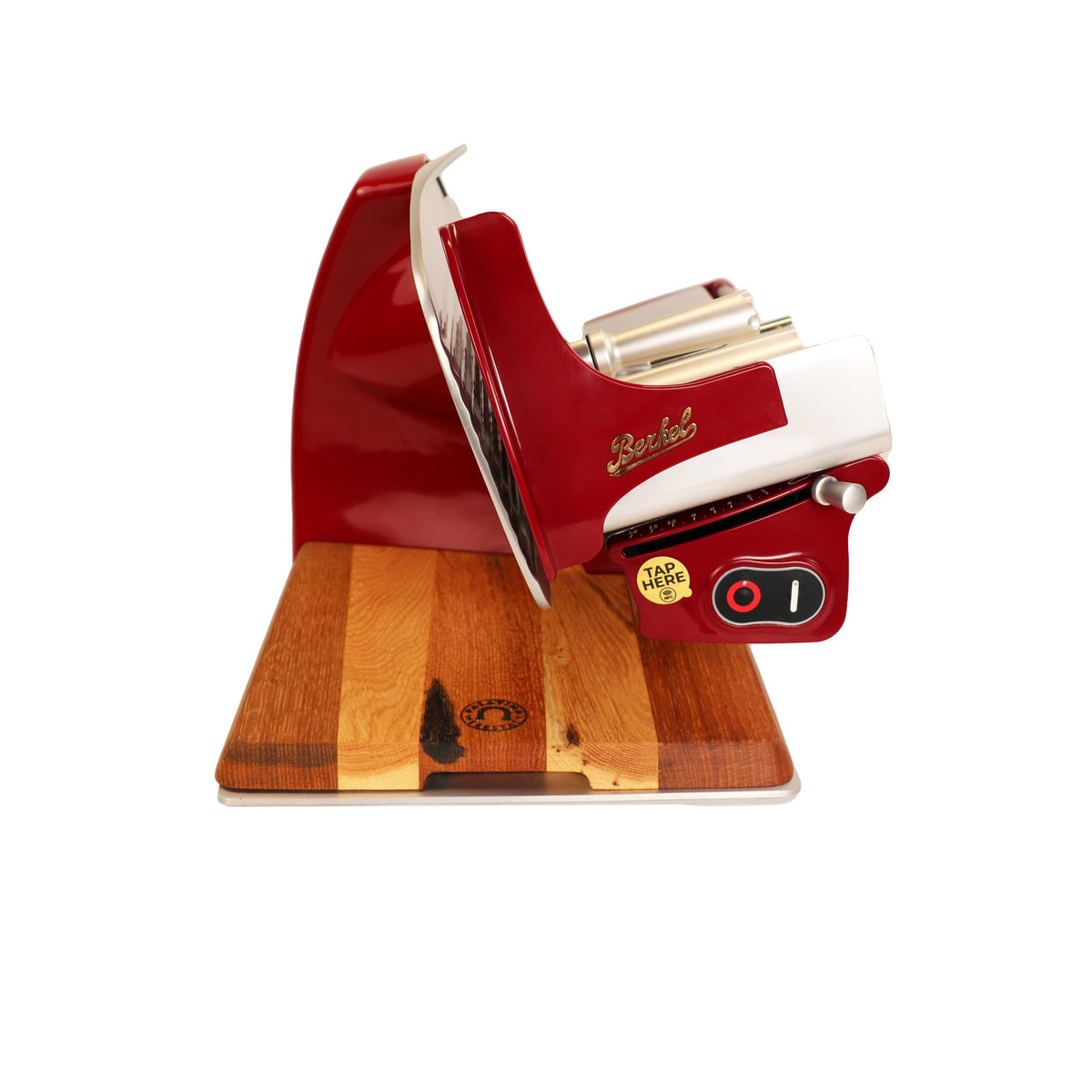 Die Berkel Home Line 200 Plus rot - Aufschnittmaschine neues Modell kommt mit einem handgefertigten Unikat-Schneidebrett und Wellenschliff-Bausatz für Brot, plus Edelstahlklinge, schwarzem Ein-/Ausschalter, "SAFE HERE"-Aufkleber und Berkel-Branding.