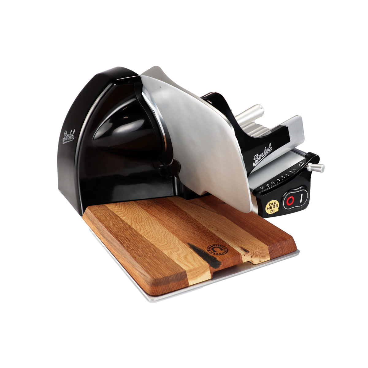 Eine Berkel Home Line 200 Plus schwarz Aufschnittmaschine (neues Modell) mit einem handgefertigten, einzigartigen Schneidebrett und einem Wellenklingen-Set für Brot wird über einem gestreiften Holzbrett ausgestellt, das mit Bedienknöpfen und dem Logo an der Seite versehen ist.