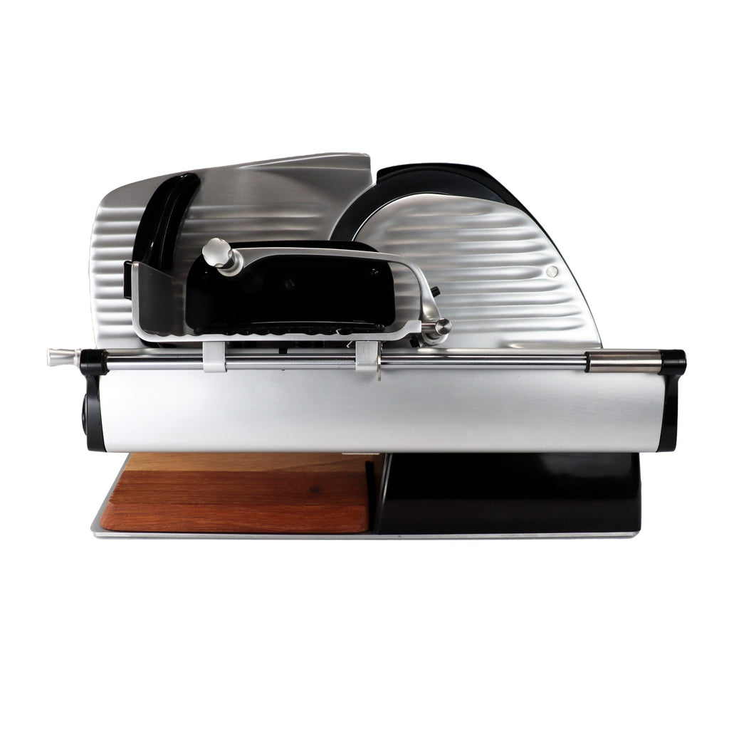 A Berkel Home Line 200 Plus schwarz Aufschnittmaschine, neues Modell mit Wellenschliff-Bausatz für Brot und handgefertigtem Unikat-Schneidebrett, seitlich vor weißem Hintergrund gesehen.