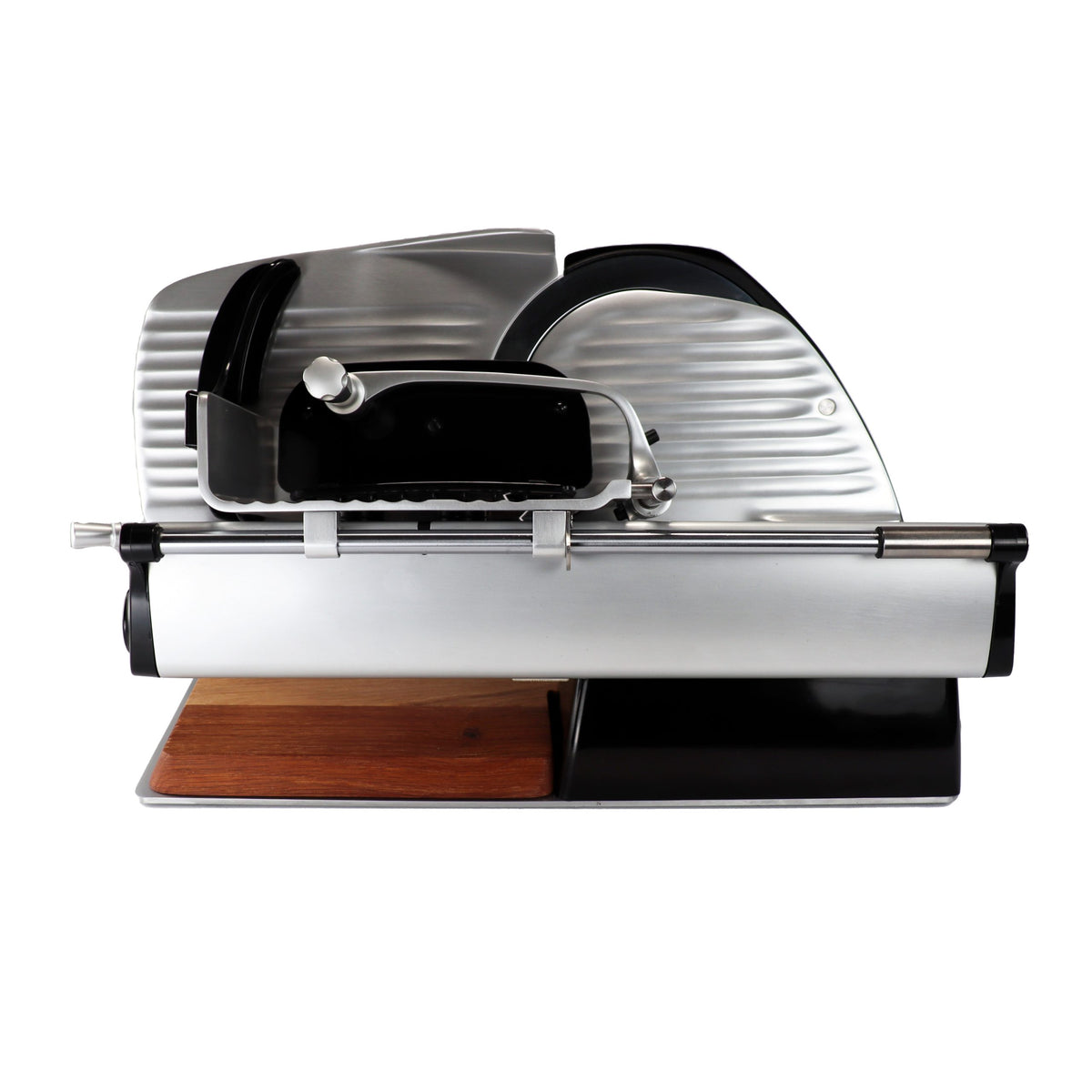 A Berkel Home Line 200 Plus schwarz Aufschnittmaschine, neues Modell mit Wellenschliff-Bausatz für Brot und handgefertigtem Unikat-Schneidebrett, seitlich vor weißem Hintergrund gesehen.