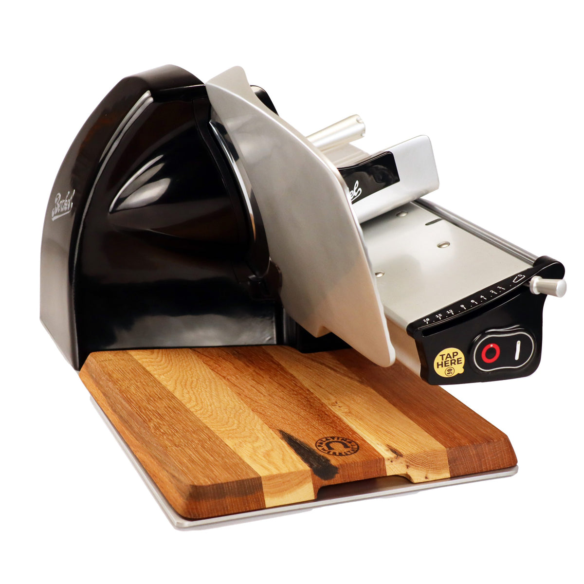Eine schwarze Berkel Home Line 200 Plus Aufschnittmaschine (neues Modell) mit einem handgefertigten, einzigartigen Schneidebrett und einem Wellenklingen-Set für Brot steht auf einem Holzbrett, auf dem das Markenlogo eingeprägt ist.