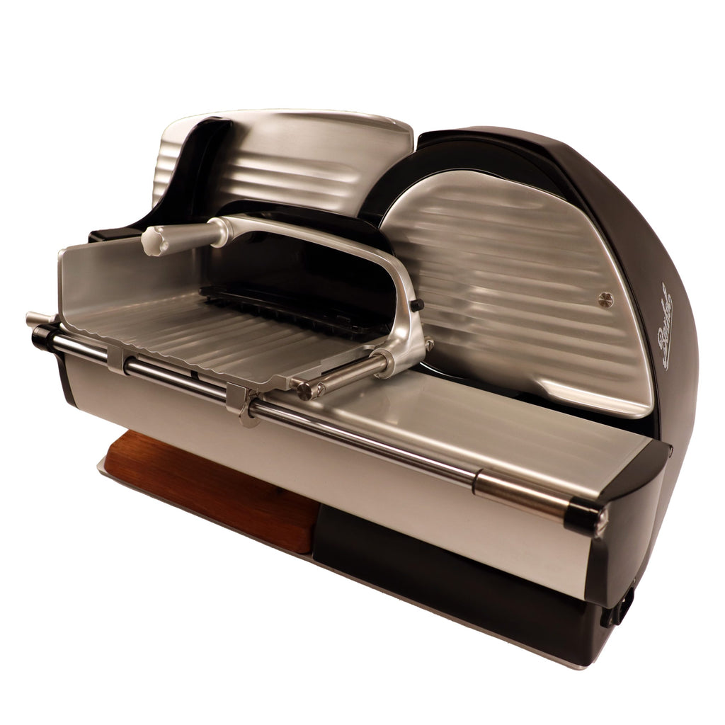 Die Berkel Home Line 200 Plus schwarz Aufschnittmaschine ist ein neues Modell mit einem handgefertigten einzigartigen Schneidebrett und einem Wellenklingen-Set für Brot - ideal zum Schneiden von Wurstwaren oder Brot.