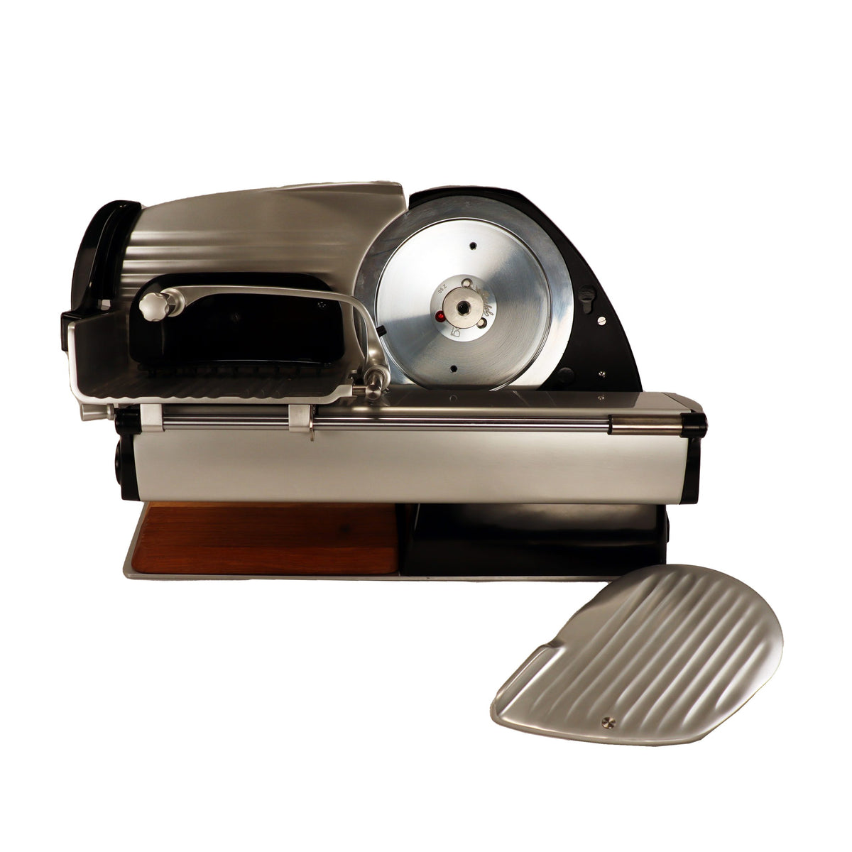 Eine schwarze Berkel Home Line 200 Plus Aufschnittmaschine, neues Modell, mit handgefertigtem Unikat-Schneidebrett und Wellenschliff-Bausatz für Brot ist auf weißem Hintergrund zu sehen. Ein abnehmbares Brett liegt davor.