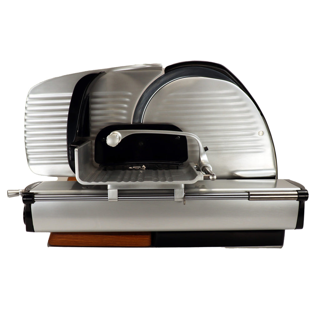 Die Berkel Home Line 250 Plus rot ist eine kompakte Aufschnittmaschine (neues Modell) mit handgefertigtem Unikat-Schneidebrett und Wellenschliff-Bausatz für Brot, seitlich vor weißem Hintergrund gezeigt.