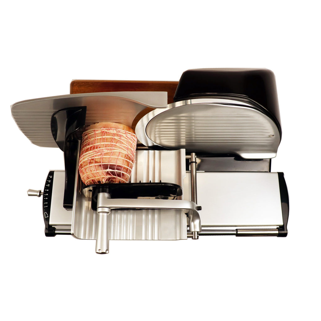 Die Berkel Home Line 250 Plus rot - Aufschnittmaschine (neues Modell) mit handgefertigtem Unikat-Schneidebrett & Wellenschliff-Bausatz schneidet präzise dank Metallgehäuse, einstellbarem Dickenregler und Schutzabdeckung über der Klinge.