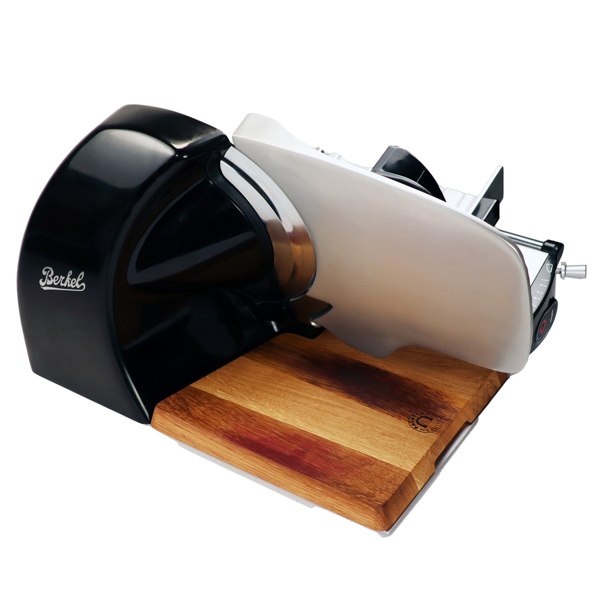 Eine Berkel Home Line 250 Plus rot Aufschnittmaschine, das neue Modell mit handgefertigtem Unikat-Schneidebrett und Wellenschliff-Bausatz für Brot, wird auf weißem Hintergrund gezeigt.