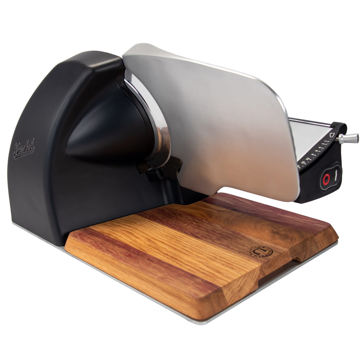 Die Berkel Home Line 200 Plus schwarz matt - Aufschnittmaschine neues Modell mit handgefertigtem Unikat-Schneidebrett & Wellenschliff-Bausatz für Brot besticht durch ihr rundes Messer und den eleganten Bedienknopf auf dem Holzbrett.