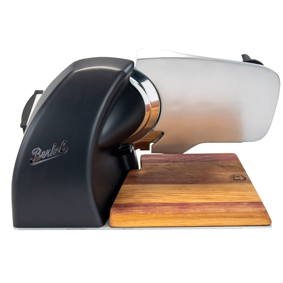 Eine Berkel Home Line 200 Plus schwarz matt Aufschnittmaschine, neues Modell, mit Wellenschliff-Bausatz für Brot und handgefertigtem Unikat-Schneidebrett steht neben einem Holzbrett.