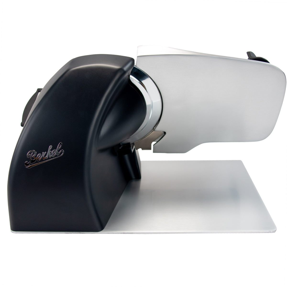 Die Berkel Home Line 200 Plus schwarz matt ist eine moderne Aufschnittmaschine mit handgefertigtem Schneidebrett und Wellenschliff-Bausatz für Brot - ideal zum Schneiden von Wurst, Käse und mehr.
