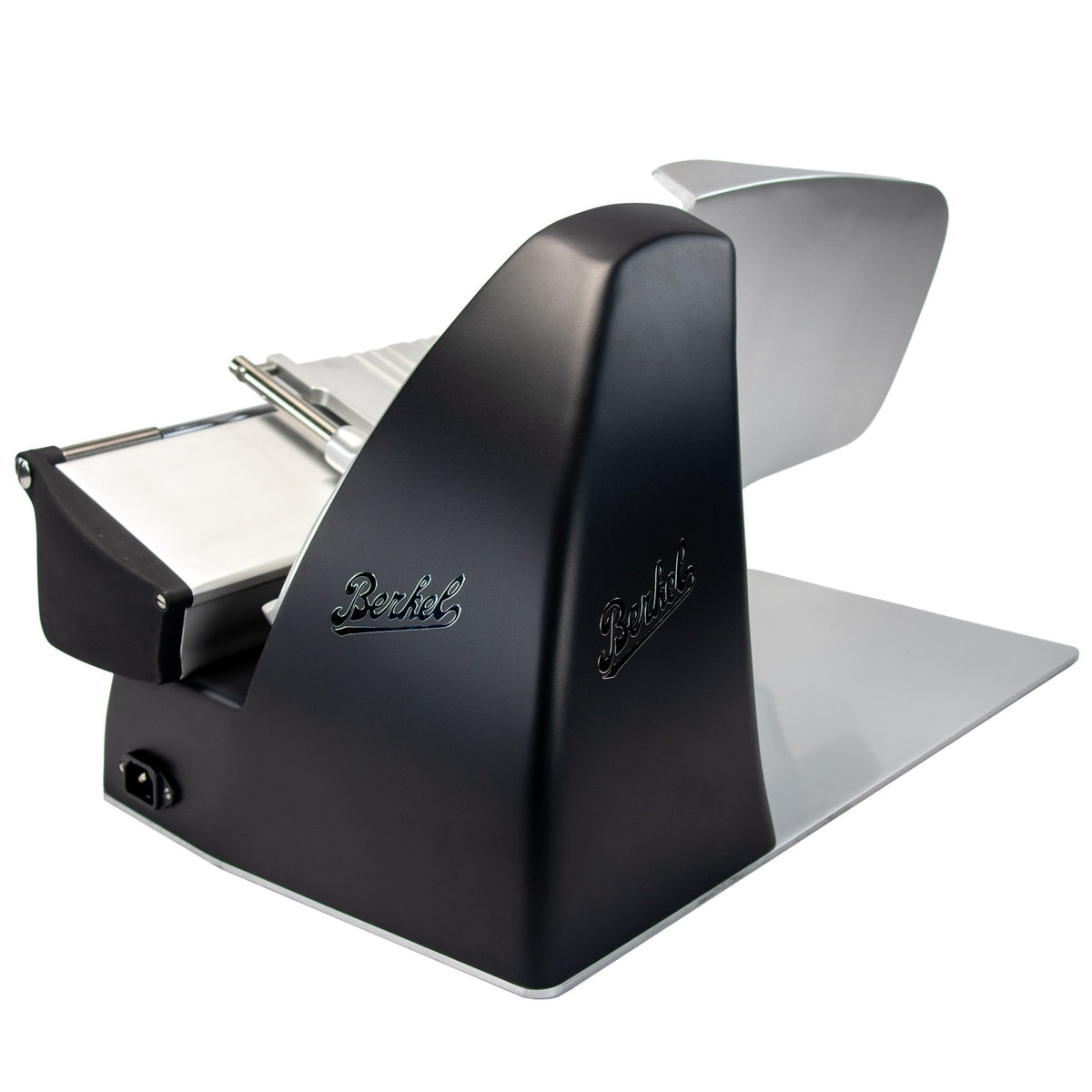Die Berkel Home Line 200 Plus schwarz matt - Aufschnittmaschine neues Modell mit handgefertigtem Unikat-Schneidebrett & Wellenschliff-Bausatz für Brot steht stilvoll auf einer sauberen weißen Fläche und präsentiert sich im modernen schwarz-silbernen Design.