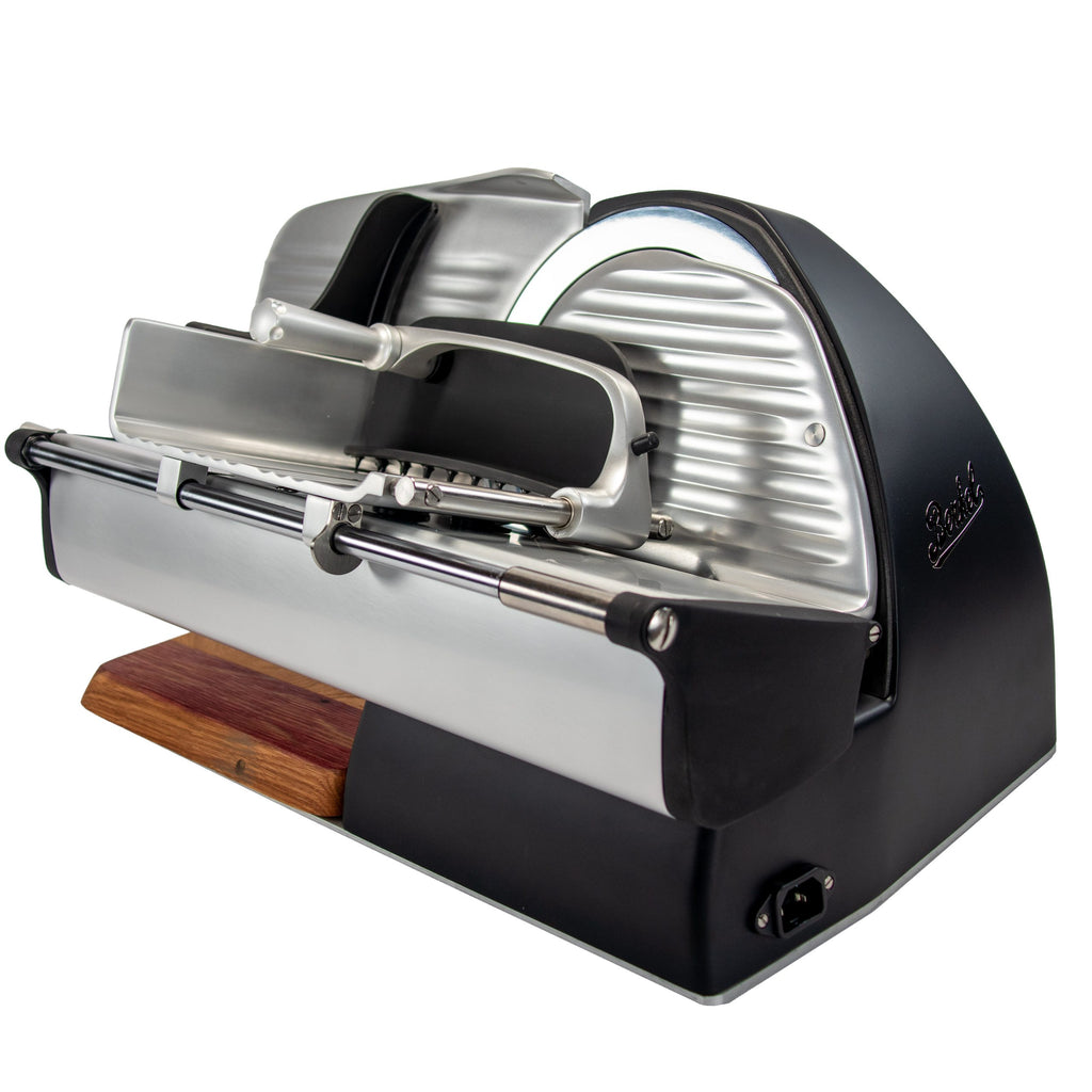 Die Berkel Home Line 200 Plus schwarz matt ist eine handelsübliche Aufschnittmaschine mit einer großen Brot-Wellenschliff-Klinge und einem einzigartigen, handgefertigten Holzschneidebrett, perfekt zum Schneiden von Fleisch und Käse. Abgebildet auf einem weißen Hintergrund.