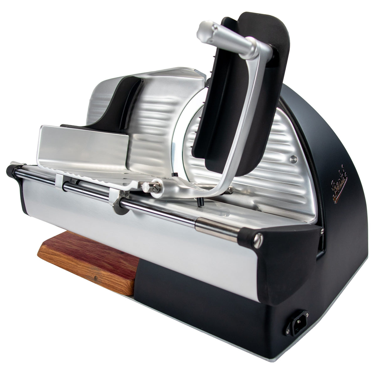 Die Berkel Home Line 200 Plus schwarz matt Aufschnittmaschine, die in einem Winkel gezeigt wird, um die Seite und die Vorderseite zu zeigen, verfügt über eine Klinge aus rostfreiem Stahl, einen Griff und beinhaltet ein handgefertigtes, einzigartiges Schneidebrett und ein Brotschneideset.