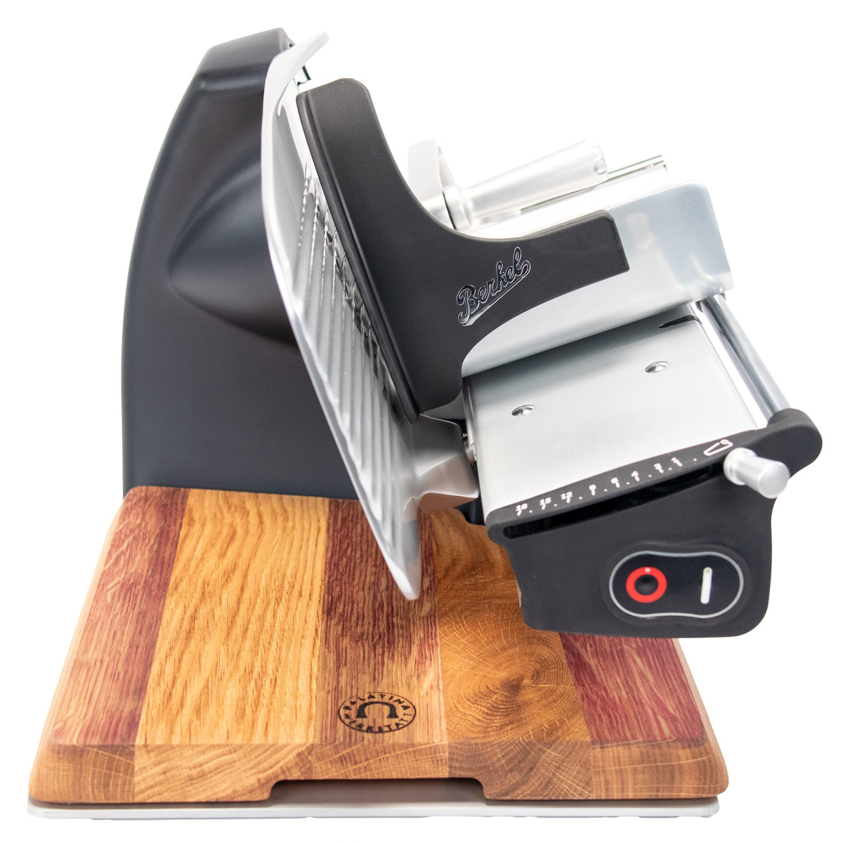 Eine Nahaufnahme der Berkel Home Line 200 Plus schwarz matt Aufschnittmaschine, mit einer Metallklinge mit Brot-Wellenschliff, schwarzen Akzenten und einem handgefertigten, einzigartigen Holzschneidebrettboden, sowie einer Dickenskala und einem Ein/Aus-Schalter an der Vorderseite.