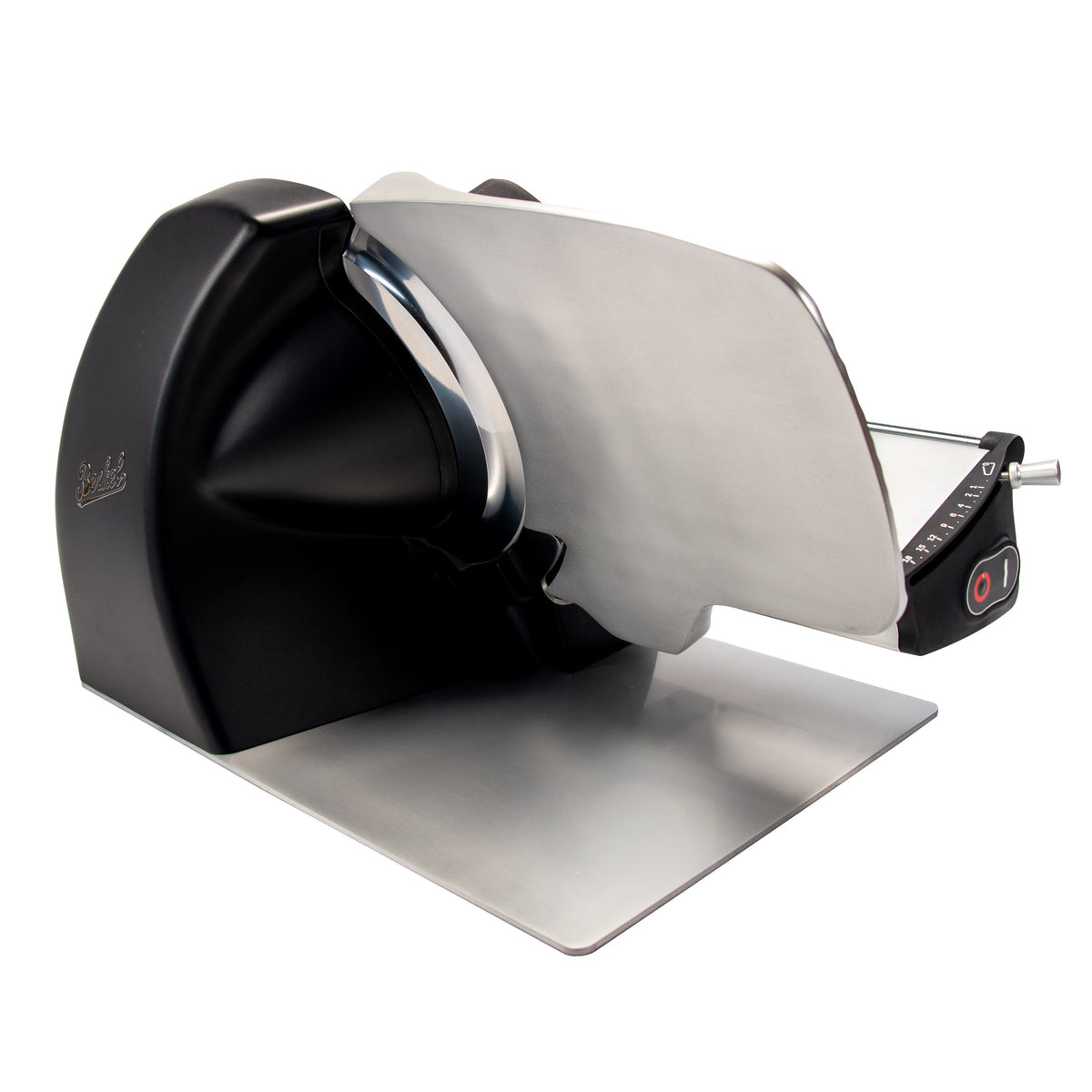 Die Berkel Home Line 250 Plus Schwarz MATT ist eine neue elektrische Schneidemaschine mit einem einzigartigen handgefertigten Schneidebrett, das auf weißem Hintergrund abgebildet ist. Er verfügt über einen stabilen Metallsockel, eine einstellbare Stärkeanzeige und eine große runde Klinge in Schwarz und Silber.