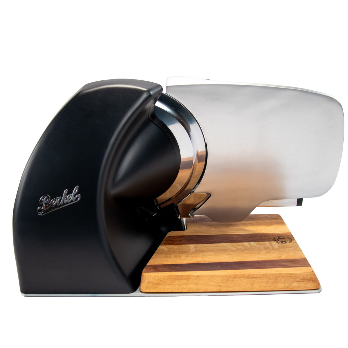 A Berkel Home Line 250 Plus Schwarz MATT Aufschnittmaschine - neues Modell - steht auf einem 100% handgefertigten Schneidebrett Unikat, das markante schwarze Design und der "Berkel"-Schriftzug sind gut sichtbar.