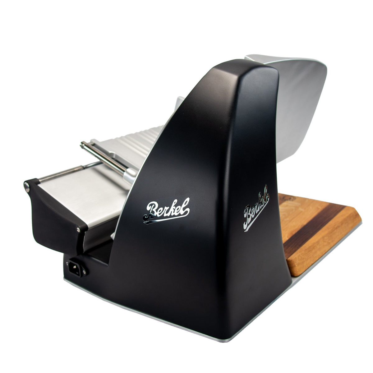 Die Berkel Home Line 250 Plus Schwarz MATT Aufschnittmaschine (neues Modell) mit einem einzigartigen, handgefertigten Holzschneidebrett ist auf weißem Hintergrund abgebildet. Das elegante schwarz-silberne Design zeigt das Berkel-Logo.