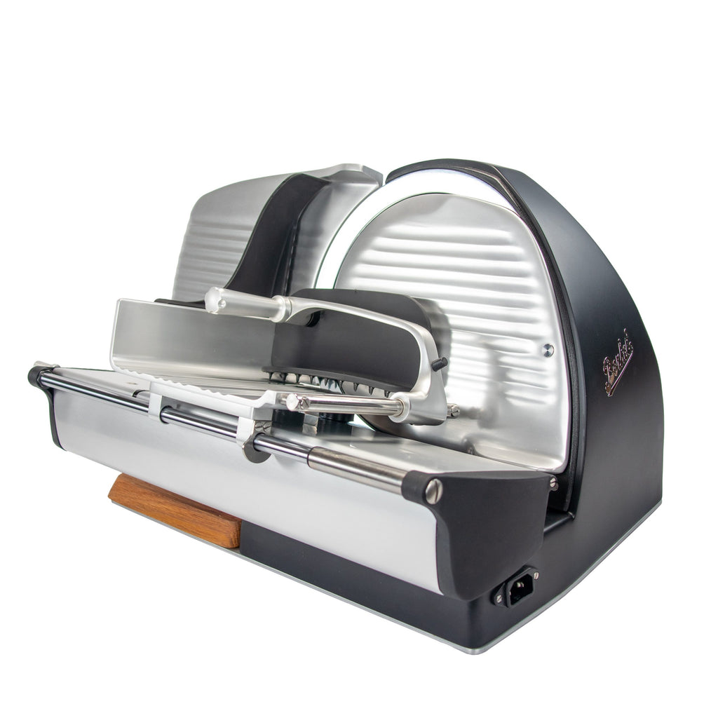Die Berkel Home Line 250 Plus in Mattschwarz ist eine moderne elektrische Schneidemaschine mit Rundmesser, Brot-Wellenschliff-Kit, verstellbarem Dickenmesser, seitlichem Netzschalter und einem handgefertigten, einzigartigen Schneidebrett. Vor einem weißen Hintergrund.