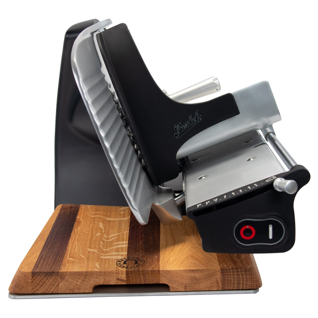 Die Berkel Home Line 250 Plus Schwarz MATT Aufschnittmaschine (neues Modell) kommt mit einzigartigem, handgefertigtem Schneidebrett, modernem Design in Schwarz Matt und Metallklinge für präzises Schneiden.