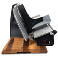 Die Berkel Home Line 250 Plus Schwarz MATT Aufschnittmaschine (neues Modell) kommt mit einzigartigem, handgefertigtem Schneidebrett, modernem Design in Schwarz Matt und Metallklinge für präzises Schneiden.