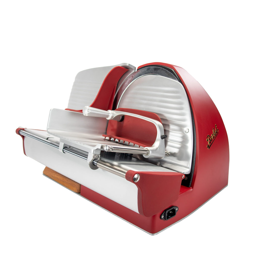 Die Berkel Home Line 250 Plus Rot MATT Aufschnittmaschine ist ein neues Modell mit einem einzigartigen handgefertigten Schneidebrett im roten Retro-Design und dem "Berkel"-Logo an der Seite.
