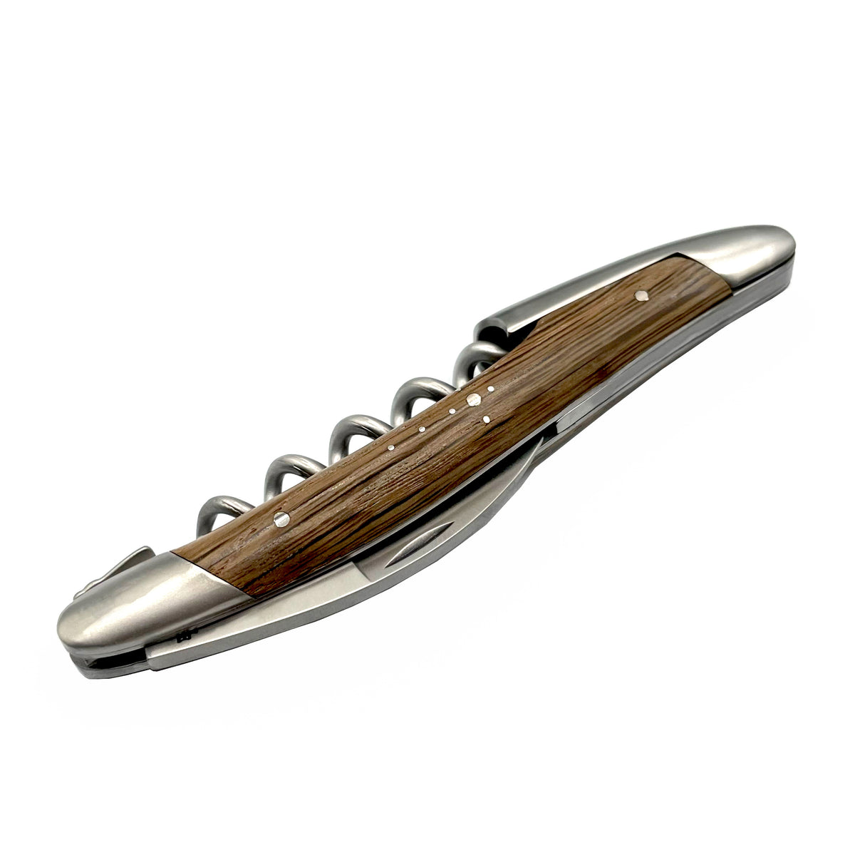 Erleben Sie die Eleganz eines Kellnermessers Sommelier von Forge De Laguiole mit einem matten Griff aus Mooreiche-Rinde mit glatter Oberfläche, zwei kleinen Nieten und Metallakzenten an den Enden. Dieser elegante Korkenzieher ist mit einem polierten Holzgriff und einer Spirale aus Edelstahl ausgestattet und ist somit ein außergewöhnliches Werkzeug zum Öffnen von Weinflaschen.