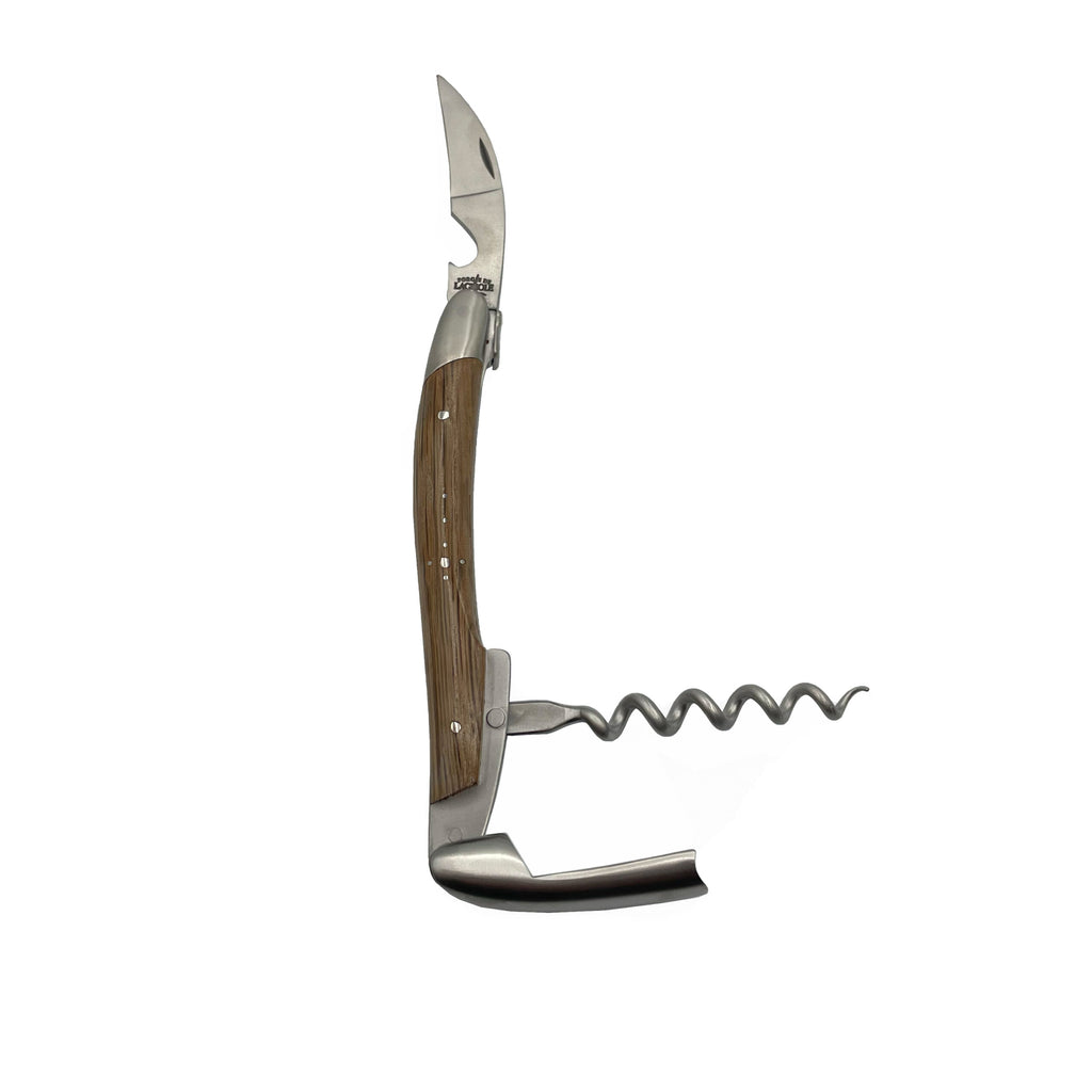 Ein Kellnermesser Sommelier von Forge De Laguiole mit einem matten Griff aus Mooreiche-Rinde-Holz. Dieses exquisite, faltbare Multifunktionswerkzeug verfügt über eine kleine Messerklinge, einen Korkenzieher und einen Flaschenöffner. In offener Position vor einem schlichten weißen Hintergrund präsentiert, verkörpert es unvergleichliche Eleganz.