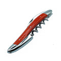 Das Forge De Laguiole Kellnermesser Sommelier | Orange glänzend ist ein eleganter Korkenzieher mit einem Griff aus poliertem Silber und rotbraunem Holz. Dieses Sommelier-Werkzeug besticht durch ein modernes, elegantes Design mit fünf geschwungenen, silbernen Einkerbungen an einer Seite und lässt sich zu einer kompakten Form zusammenklappen.