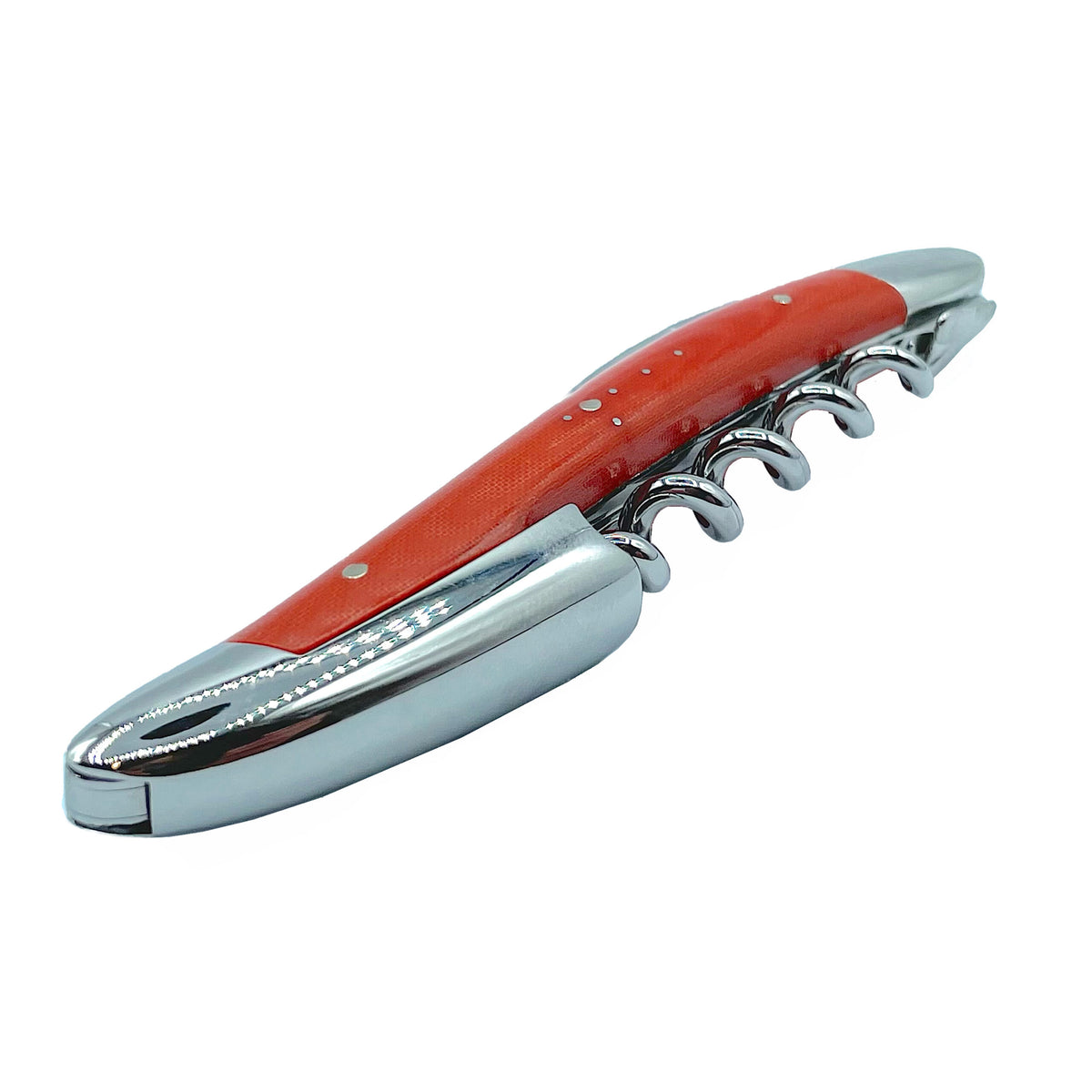 Ein Kellnermesser Sommelier von Forge De Laguiole mit einem glatten, polierten Metallkörper und einem orangefarbenen Holzgriff. Dieses elegante Sommelier-Werkzeug umfasst eine Spiralschraube und ein kleines, gebogenes Messer, das normalerweise zum Schneiden der Folie auf Weinflaschen verwendet wird.