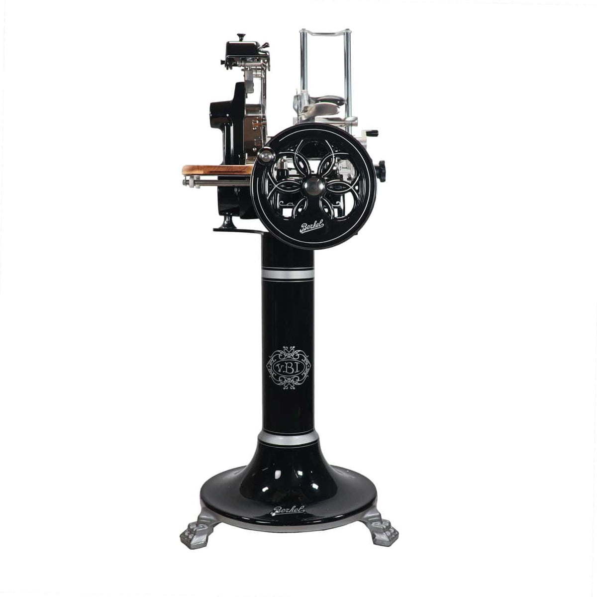 Eine schwarze Berkel Volano B2 Schwungradmaschine in Schwarz steht auf einem Standfuß mit aufwendigen Details. Der Allesschneider verfügt über ein Handrad mit kunstvollen Mustern, ein einzigartiges Holzschneidebrett (Fassholzbrett Unikat) und Metallkomponenten. Der Markenname „Berkel“ ist auf der Maschine sichtbar.