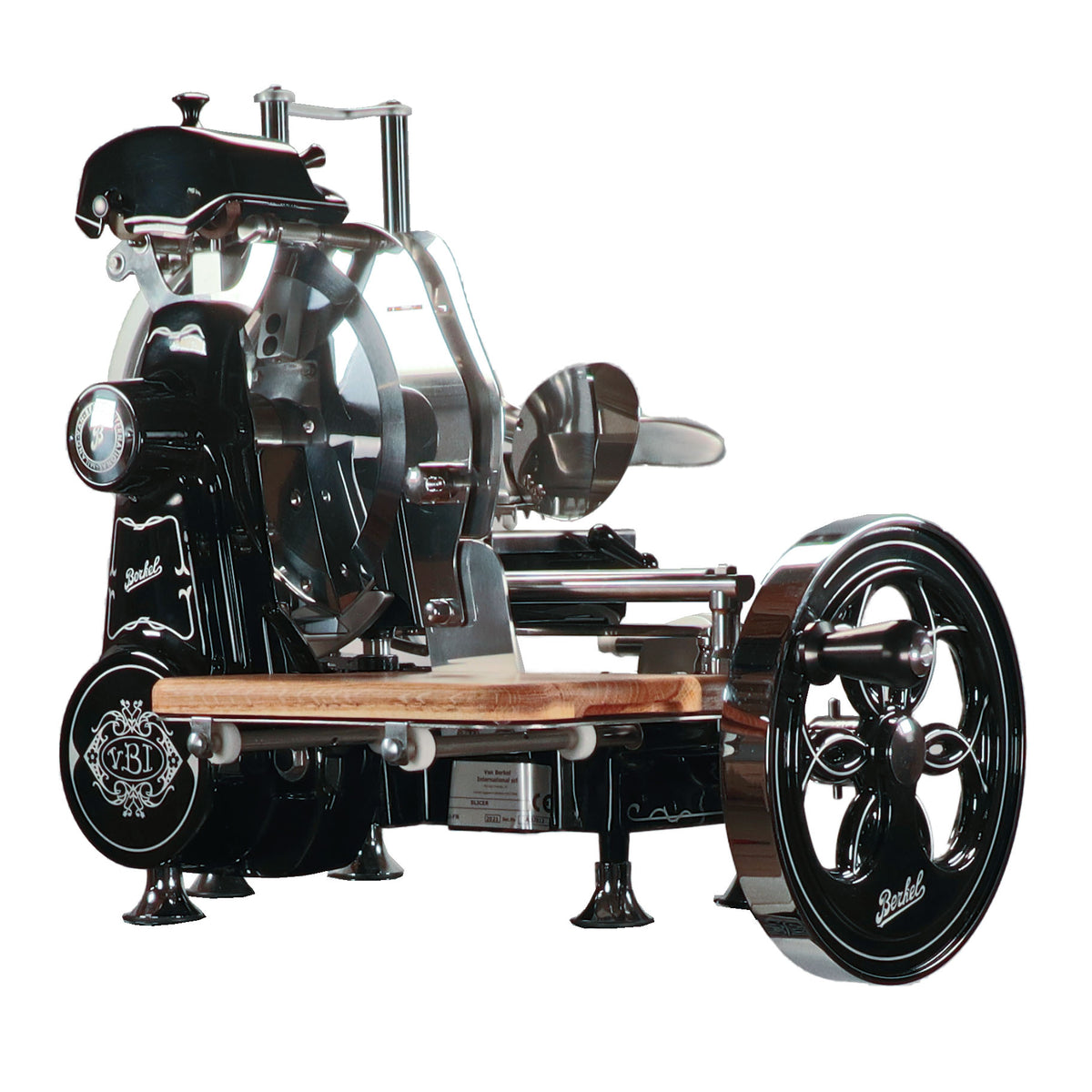 Die Berkel Volano B2 Schwungradmaschine in Schwarz – eine atemberaubende Aufschnittmaschine mit Ständer und einzigartigem Holztablett – besticht durch polierte Chromdetails, eine manuelle Kurbel, eine scharfe Klinge und komplizierte Designs. Dieser Vintage-Fleischschneider kombiniert auf wunderbare Weise Funktionalität mit antiker Ästhetik.