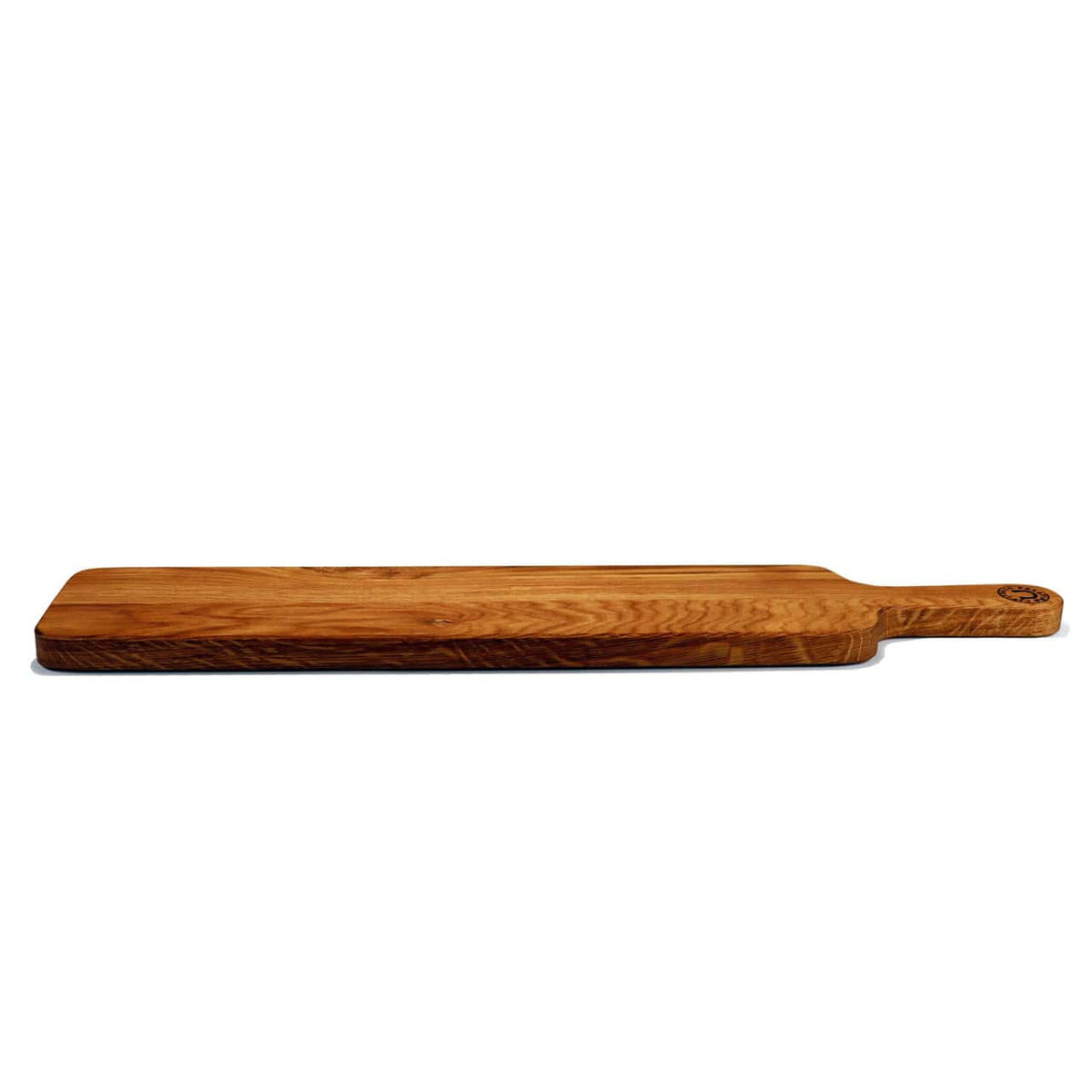 Das handgefertigte Baguettebrett, Käsebrett aus altem Weinfassholz von Palatina Werkstatt hat eine lange, rechteckige Form mit einem kurzen Griff an einem Ende. Dieses aus wiederverwendetem Weinfassholz gefertigte Brett weist eine natürliche, körnige Textur mit unterschiedlichen Brauntönen auf. Die Oberfläche ist glatt und die Kanten sind leicht abgerundet.