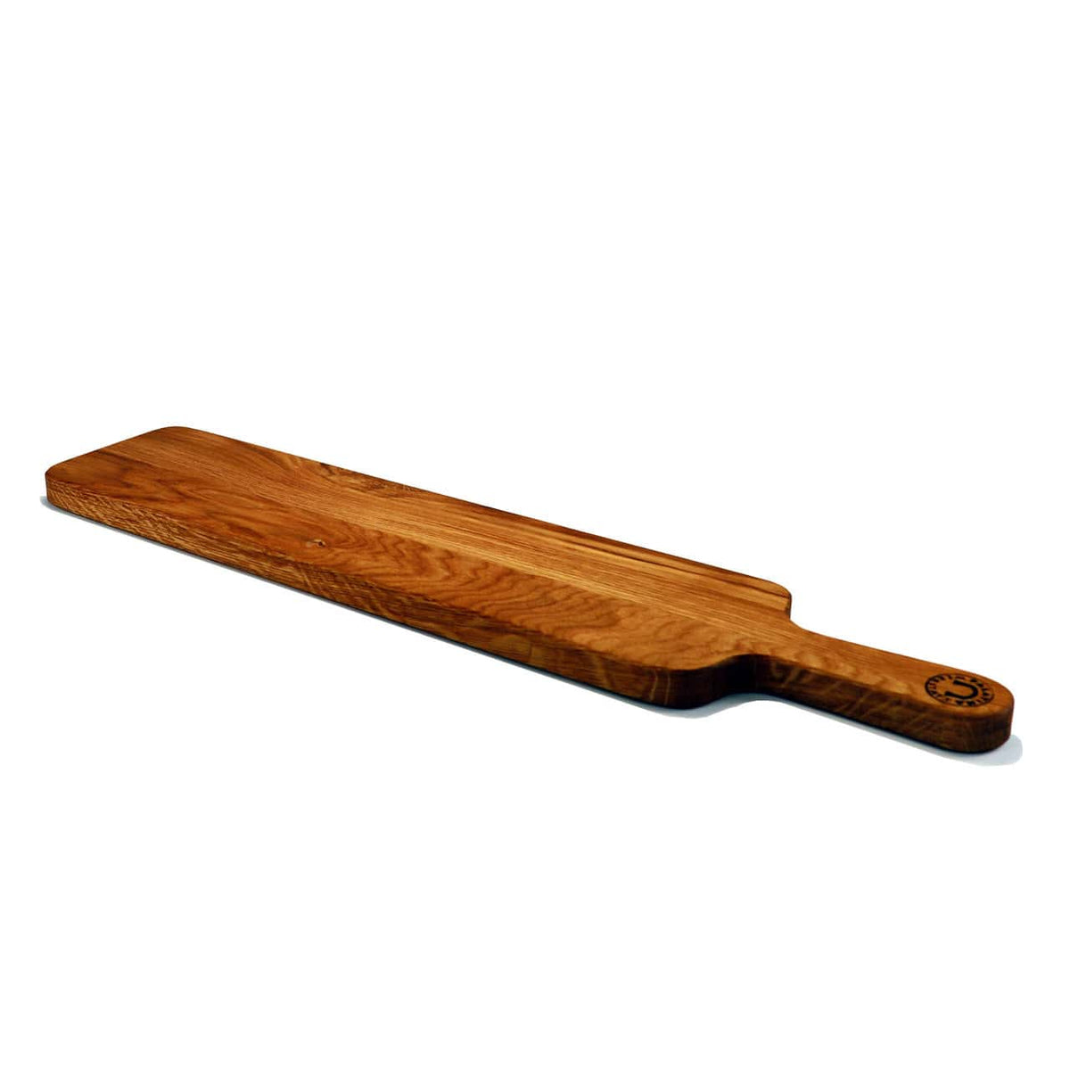 Die Palatina Werkstatt ist ein langes, rechteckiges Schneidebrett aus Weinfassholz mit einem Griff an einem Ende. Dieses handgefertigte Baguettebrett oder Käsebrett weist eine natürliche Holzmaserung auf und ist mit einem kleinen runden Logo am unteren Ende des Griffs verziert, was es perfekt für Ihre kulinarischen Bedürfnisse macht.