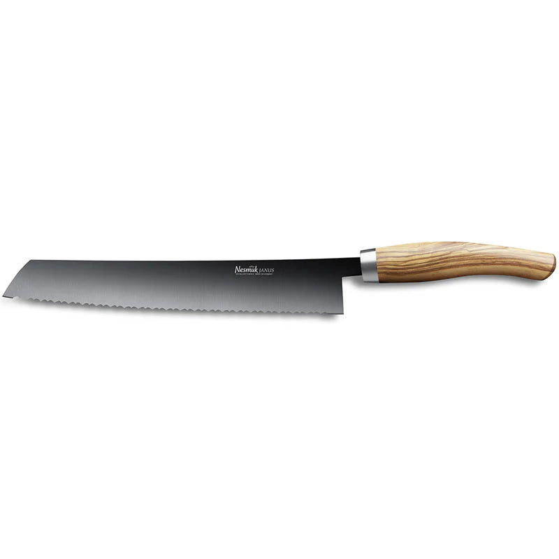 Ein gezahntes Nesmuk Janus Brotmesser 270 mm mit einer glatten schwarzen Klinge und einem hellen Holzgriff. Der Markenname „Noritake“ und das Modell „Camden“ sind auf der Klinge in Griffnähe sichtbar. Das Messer, das hochwertige Griffmaterialien verwendet, liegt auf einem schlichten weißen Hintergrund.