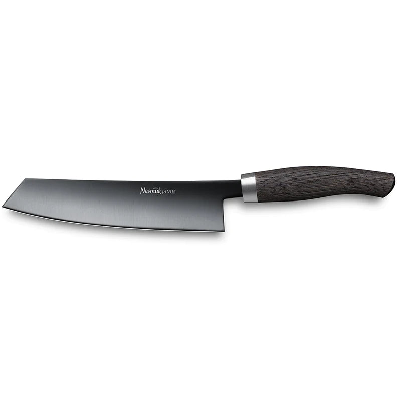 Das Nesmuk Janus Kochmesser 180 mm ist ein elegantes und modernes Küchenmesser mit einem dunklen, glatten Holzgriff und einer breiten, eckigen schwarzen Klinge mit dem Namen „Nesmuk Janus“. Sein minimalistisches, zeitgenössisches Design umfasst einen polierten Metallkropf, der die Klinge nahtlos mit dem Griff verbindet.