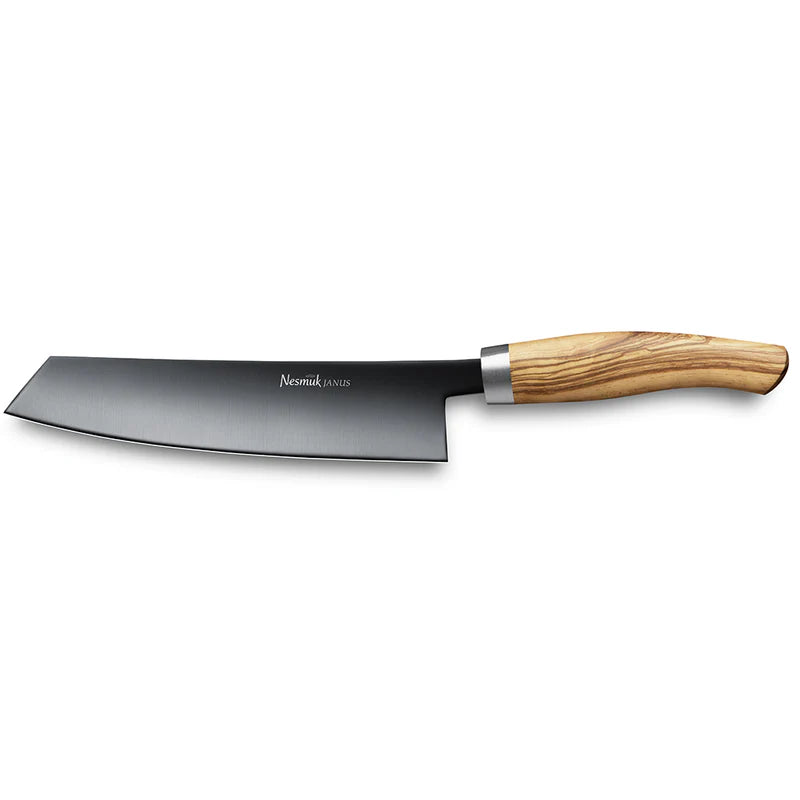 Das Nesmuk Janus Kochmesser 180 mm, das in verschiedenen Griffmaterialien erhältlich ist, verfügt über eine mattschwarze Klinge mit der Aufschrift „Nesmuk“ in Griffnähe. Das Messer verfügt über einen ergonomisch geformten Griff aus glattem, hellem Holz mit natürlicher Maserung. Sein modernes, minimalistisches Design hebt hochwertige Griffmaterialien für optimale Leistung hervor.