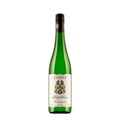 Eine grüne Glasflasche Weingut Knipser Riesling Kapellchen, 6 Flaschen, mit weiß-goldenem Etikett, schwarzem Verschluss und Familienwappen auf der Vorderseite, steht aufrecht vor einem weißen Hintergrund.