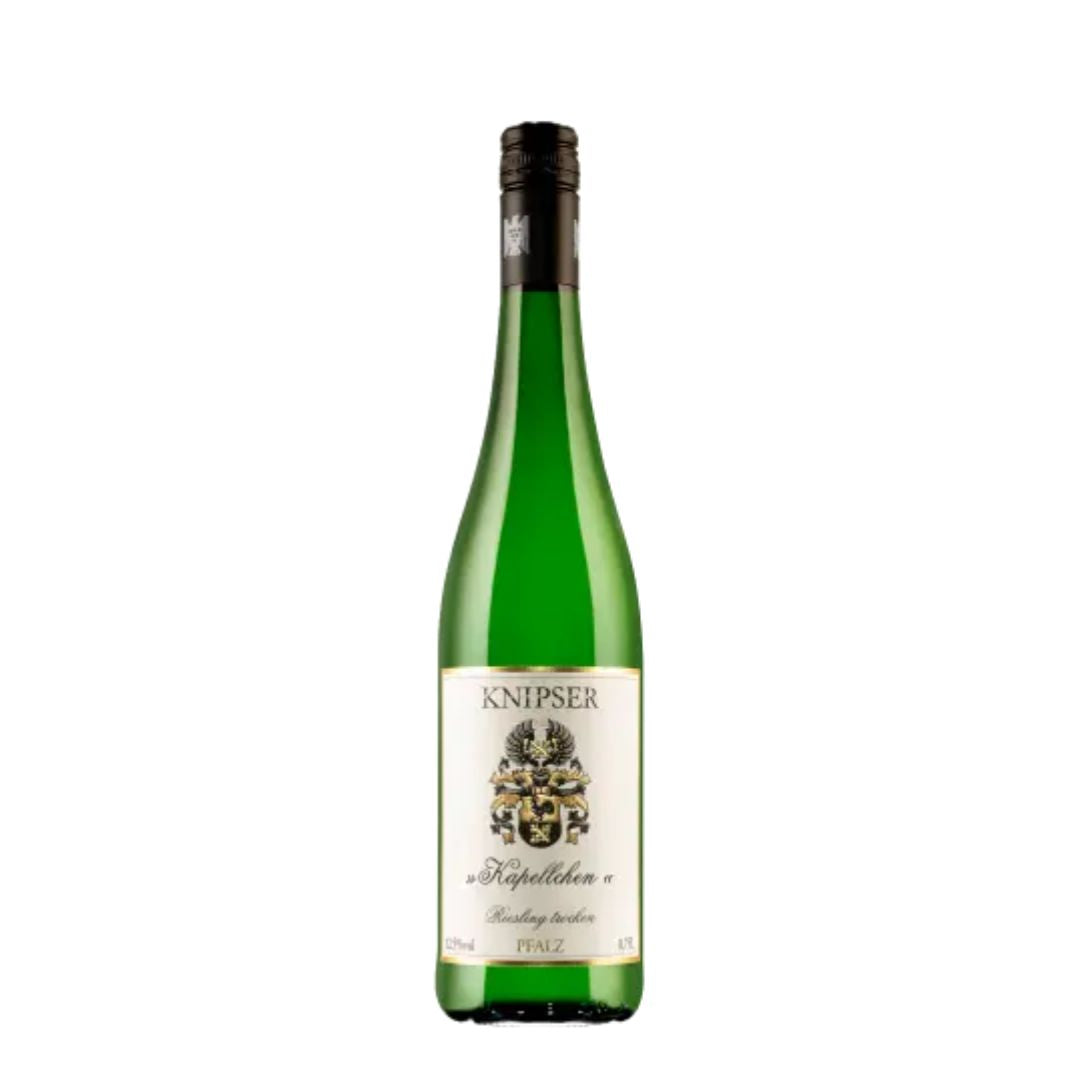 Eine grüne Glasflasche Weingut Knipser Riesling Kapellchen, 6 Flaschen, mit weiß-goldenem Etikett, schwarzem Verschluss und Familienwappen auf der Vorderseite, steht aufrecht vor einem weißen Hintergrund.