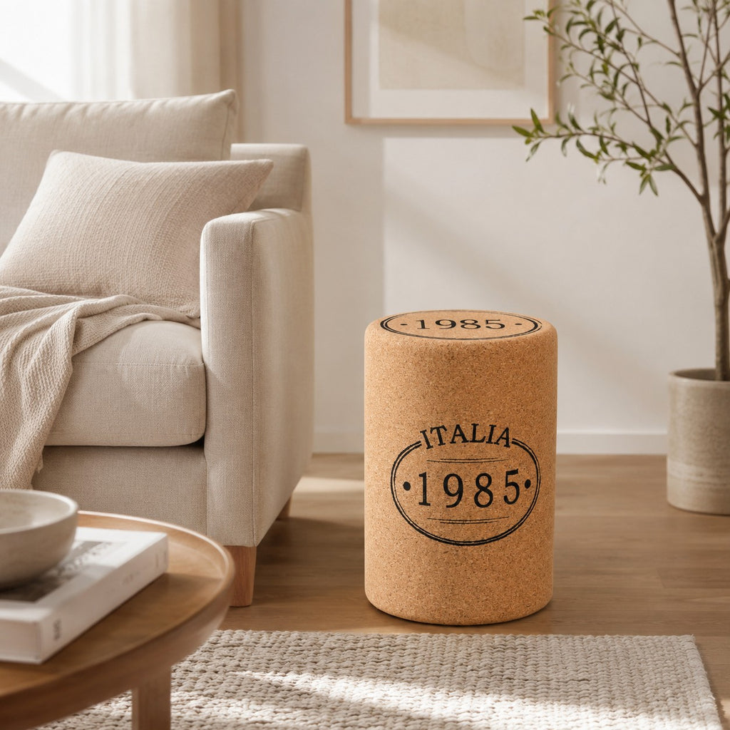 Ein gemütliches Wohnzimmer mit einem beigen Sofa, einem Couchtisch aus Holz und dem Hochwertigen Hocker aus Kork in Stopfenform. Eine Topfpflanze und gerahmte Wandkunst vervollständigen die neutrale, minimalistische Einrichtung.