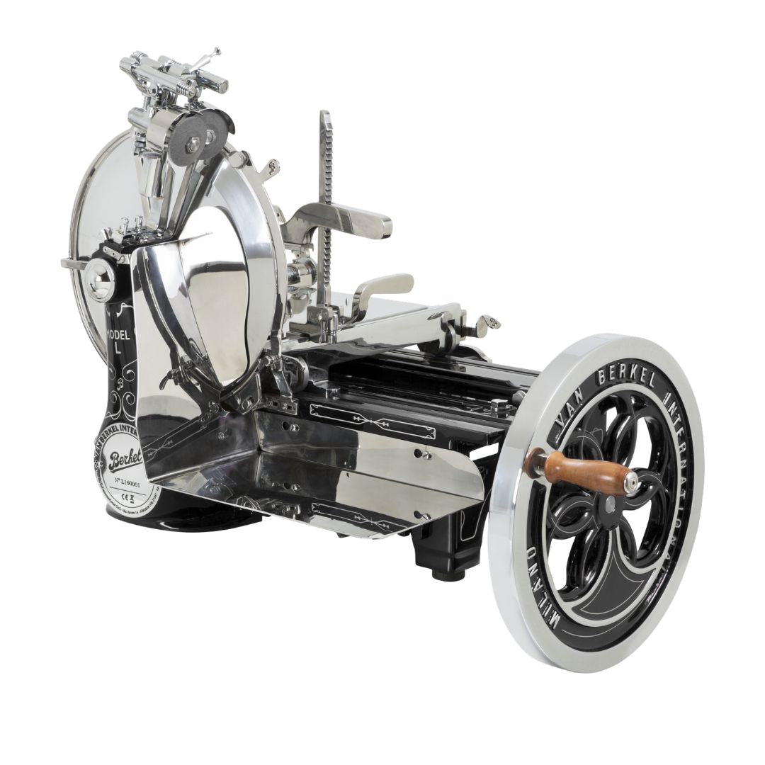 Die schwarze Berkel Volano L16 Schwungradmaschine mit Ständer und Massivholzeinsatz zeichnet sich durch ein klassisches Handkurbeldesign, glänzende Metallklingen, eine ausgeklügelte Mechanik und den Namen "Berkel" auf dem Rad aus.