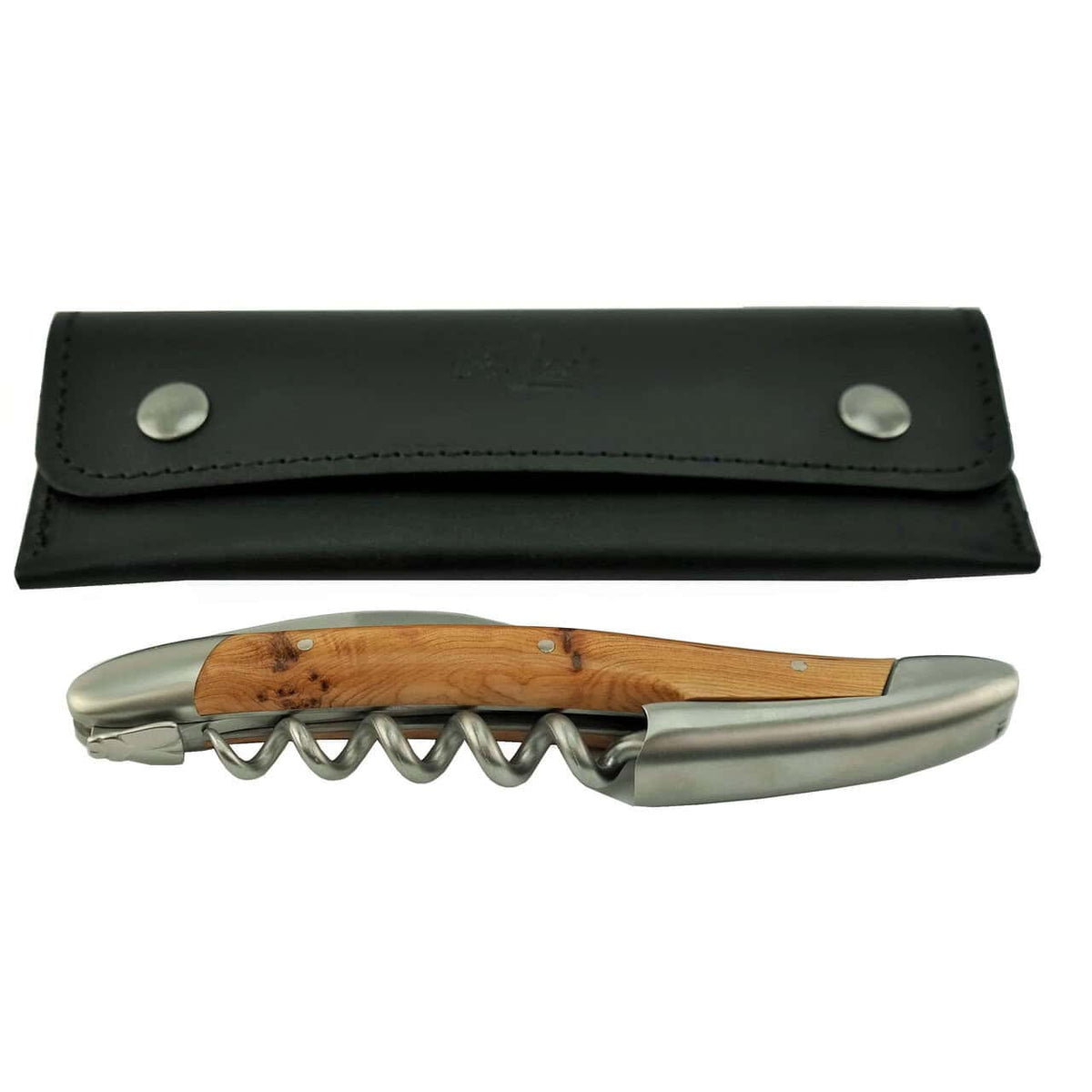 Ein Kellnermesser Sommelier von Forge De Laguiole mit Spiraldesign aus Metall und Holz ist vor einem schwarzen Lederbeutel mit geknöpften Klappen positioniert.