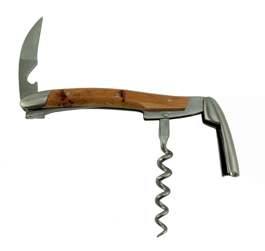 Das Forge De Laguiole Kellnermesser Sommelier | Wacholder matt ist ein vielseitiges Korkenzieherwerkzeug mit Holzgriff. Es verfügt über ein gebogenes Messer, einen Flaschenöffner und einen Korkenzieher. Der stilvoll gestaltete Griff integriert Edelstahl mit Holzakzenten und ist damit perfekt für die Sammlung jedes Sommeliers.