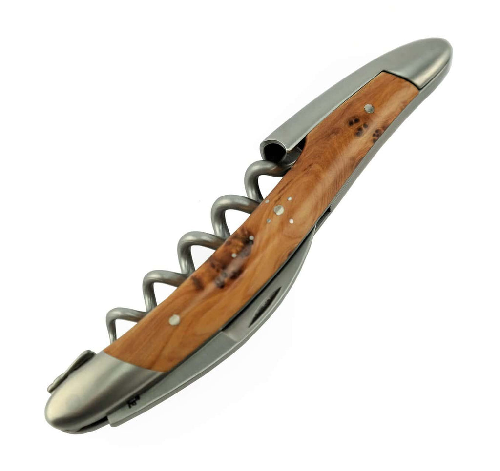Wir präsentieren das Forge De Laguiole Kellnermesser Sommelier | Wacholder matt: ein raffinierter Korkenzieher mit einem Holzgriff mit metallischen Akzenten, der an das klassische Sommelier-Werkzeug erinnert. Dieses elegante Design umfasst eine gefaltete Spiralschraube und einen Flaschenöffner, komplett mit kleinen dekorativen Punkten, die seinen anspruchsvollen Stil unterstreichen.