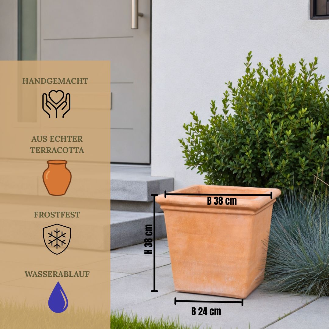 Ein quadratischer Terrakotta-Pflanzkübel steht im Freien in der Nähe einer Treppe und von Grünpflanzen. Der eingeblendete Text hebt seine handgefertigte Qualität, das echte Terrakotta-Material und die Frostbeständigkeit sowie die Drainage hervor und gibt die Maße an: 38 cm Höhe und Breite, 24 cm Tiefe.