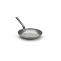 A De Buyer Lyonnaise Bratpfanne Carbone Plus mit langem Griff liegt auf einer weißen Fläche. Die hochwertige Bratpfanne aus Carbone Stahl ist leer und zeigt ihre glänzende, spiegelnde Oberfläche.