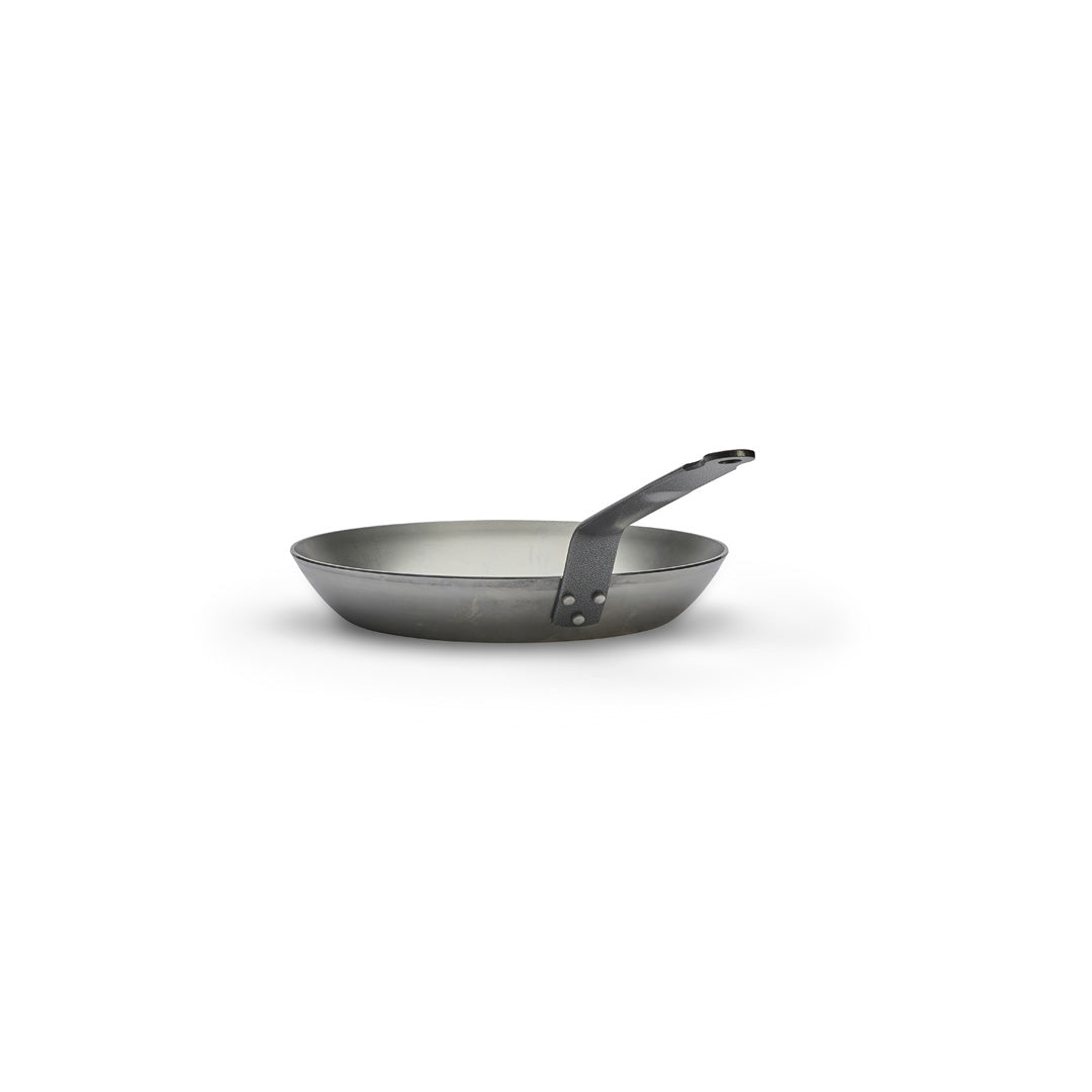 Eine De Buyer Lyonnaise Bratpfanne Carbone Plus mit einem langen, leicht abgewinkelten Griff steht mittig auf weißem Grund. Die Pfanne ist leer und hat ein schlichtes, zweckmäßiges Design.